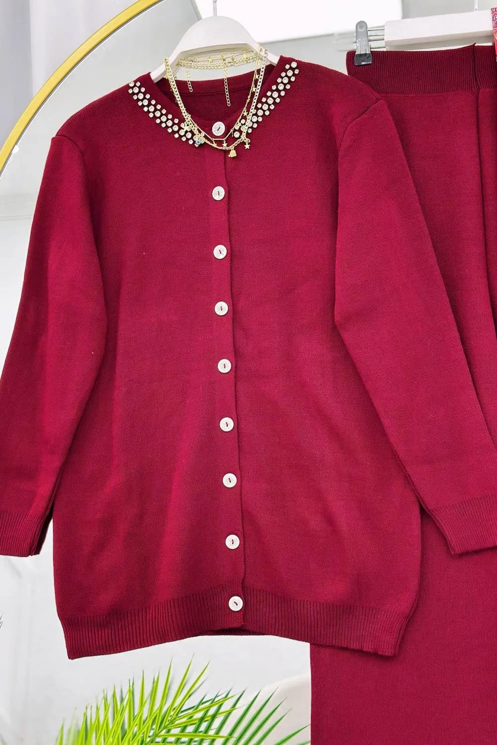 Taş Yakalı Düğmeli Triko Takım – Bordo
